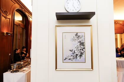 La embajada de Corea, en la previa del gran festejo. En sus paredes, la obra "Destellos de pureza", del artista Tomás Yamada