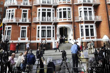 La embajada de Ecuador en Londres está fuertemente custodiada
