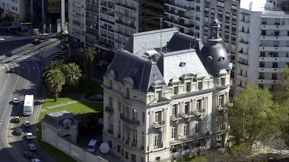 La Embajada de Francia, único sobreviviente sobre la Avenida 9 de julio. 26 de septiembre de 2003