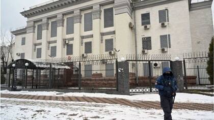 La embajada rusa en Kiev permanece cerrada desde que estalló la guerra, por lo que muchos no pueden regularizar su situación