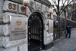 Apareció muerto un diplomático ruso en frente a la embajada en Alemania: creen que era un espía encubierto