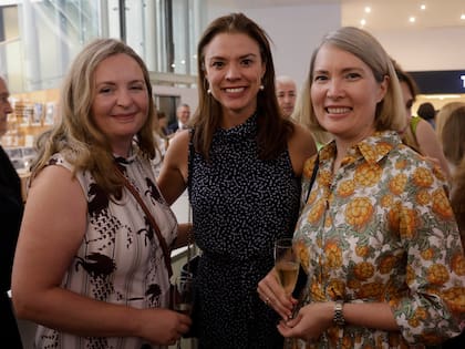 La embajadora británica junto a Abigail Dressel, ministra consejera de los Estados Unidos, y la embajadora de Finlandia, Nicola Lindertz en la entrega de premios Mujeres por Más