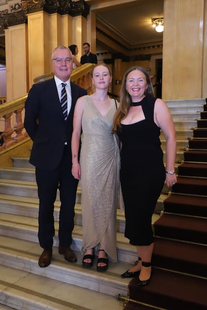 La embajadora británica, Kirsty Hayes, junto a su marido, Peter, y su hija Liberty Hayes