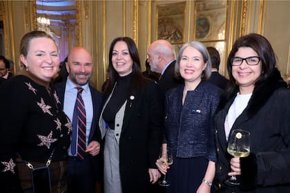 La embajadora británica, Kirsty Hayes, y el embajador de Unión Europea, Amador Sánchez Rico, junto a Sandra Pettovello, ministra de Capital Humano de la Nación, la embajadora de Finlandia, Nicola Lindertz, y Ginnette Campos Rojas, embajadora de Costa Rica