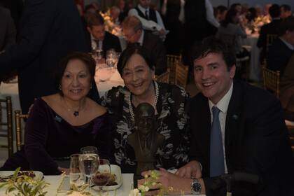 La embajadora de carrera Elsa Kelly (centro) recibió el premio en representación de Susana Ruiz Cerruti