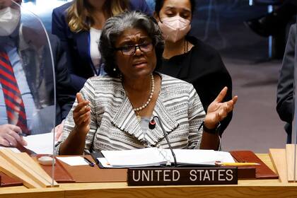 La embajadora de EEUU ante la ONU, Linda Thomas-Greenfield, en la sede de la ONU.  (Foto AP/Jason DeCrow)