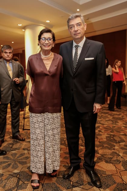 La embajadora de España, María Jesús Alonso Jiménez, y el juez Horacio Rosatti