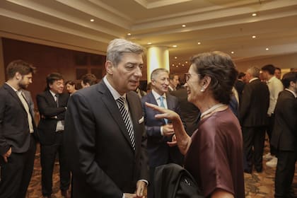 La embajadora de España, María Jesús Alonso Jiménez, y el juez Horacio Rosatti en la 61° edición de la Comida Anual de ADEPA