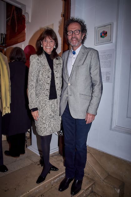La embajadora de la Orden de Malta, María Podestá, junto al artista Lucas Beccar Varela, impulsor de la distinción. "El evento es un acto artístico reconociendo todos los aspectos profesionales de Gino Bogani", destacó