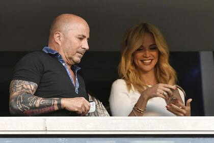 La embajadora del Mundial Rusia 2018, Victoria Lopyreva con Sampaoli en la Bombonera