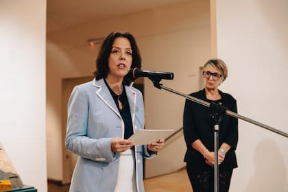 La embajadora francesa, Claudia Scherer-Effosse, y Daniela Gutiérrez, gerenta general de Medifé