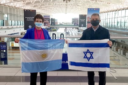 La embajadora israelí en la Argentina, Galit Ronen, despidió hoy a Sergio Urribarri, que viajó para asumir su cargo al frente de la embajada en Israel