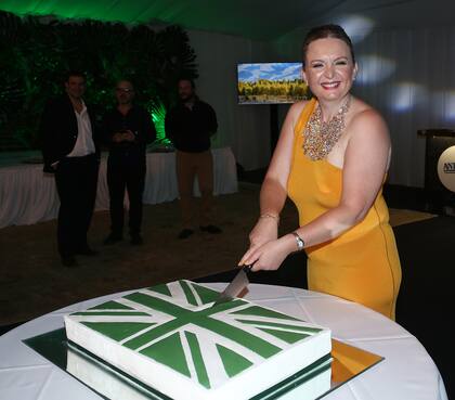 La embajadora Kirsty Hayes, encargada de cortar las tortas de cumpleaños. "Este es el último cumpleaños del Rey que festejo como embajadora en la Argentina. A mediados del año próximo culminaré esta misión que me ha llenado de orgullo y satisfacciones, como el hecho de que por primera vez toda la plana mayor de la Embajada esté hoy liderada por mujeres, con Bhavna Sharma como viceembajadora y Sally Cawdery como Agregada de Defensa. En este tiempo, pude visitar todas y cada una de las 23 provincias argentinas y comprobar que es un país enorme, diverso y hermoso"
