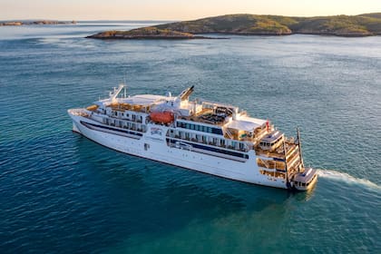 La embarcación Coral Adventurer tiene capacidad para hasta 120 pasajeros y una tripulación de 46 personas