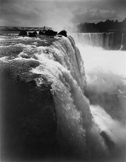 Las cataratas del Niágara, desde el lado canadiense. La fotografía, del siglo XIX, da una idea del espectáculo con que se encontró el autor de Facundo
