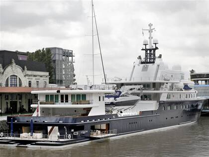 La embarcación tiene 113 metros de eslora y 18 de manga