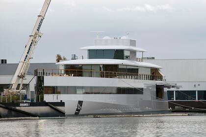 La embarcación valuada en 120 millones de dólares fue construida por el reconocido diseñador francés Philippe Starck y la empresa de origen holandesa Feadship