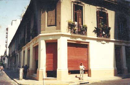 La emblemática esquina de Defensa 695, antes de convertirse en Bar