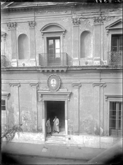 La emblemática puerta de Perú 222.