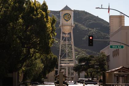 La emblemática torre de agua de Warner Bros. en los estudios de Burbank, California