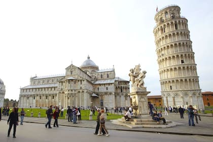 La emblemática Torre de Pisa, sitio histórico de Roma.