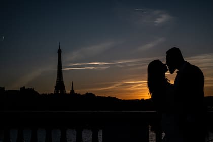 La emblemática Torre Eiffel de París, a oscuras