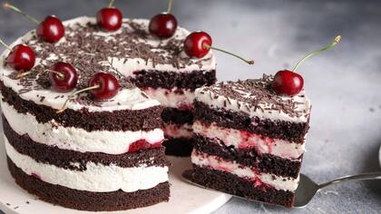 La emblemática torta Selva Negra lleva cerezas