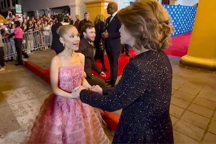 La emoción de Ariana Grande al conocer a Fernanda Torres en el Festival de Cine de Santa Bárbara (California), el domingo 8 de febrero