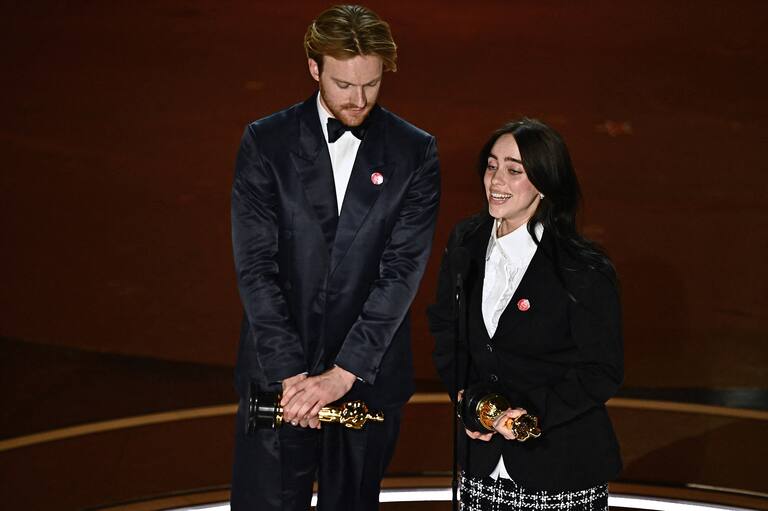 La emoción de Billie Eilish, junto a su hermano Finneas, ganadores del Oscar a Mejor canción original por 
