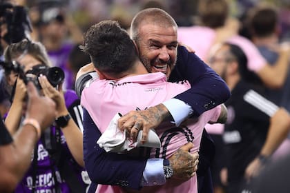 La emoción de David Beckham transmitida en el abrazo a Lionel Messi 