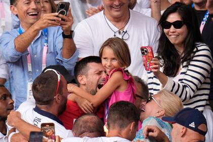 La emoción de Djokovic al abrazar a su hija Tara, el año pasado, tras vencer a Carlos Alcaraz en la final olímpica de París