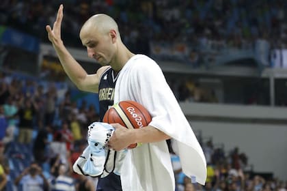 La emoción de Ginóbili al retirarse del estadio ya con la pelota