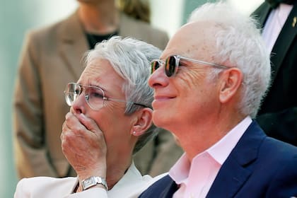 La emoción de Jamie Lee Curtis, sentada junto a su esposo, Christopher Guest, ante las palabras de Griffith en un momento de la ceremonia