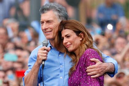 El Presidente y la Primera dama durante el discurso final en la Plaza de Mayo