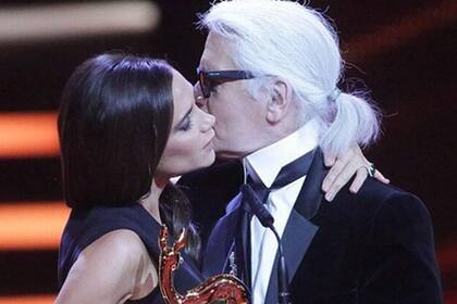 La emoción de la ex Spice cuando recibió el premio de su amigo el diseñador de Chanel