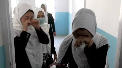 La emoción de las chicas afganas por regresar a las aulas se volvió tristeza al saber que el gobierno talibán cerró nuevamente los establecimientos educativos
