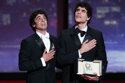 La emoción de Los Javis al recibir en Cannes el premio a la mejor dirección
