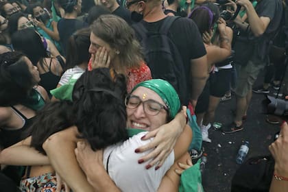 La emoción de los militantes que apoyan la legalización del aborto tras el resultado de la votación en la Cámara de Diputados