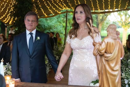 La emoción de los novios, frente al altar. "A María Eugenia la veo muy feliz", declaró el diseñador de su vestido, Gabriel Lage.