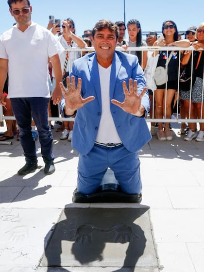 La emoción de Matías Alé al dejar sus manos en la histórica Vereda de las Estrellas