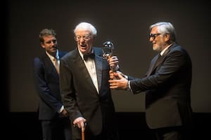 La emoción de Michael Caine al recibir el premio a la trayectoria en Karlovy Vary