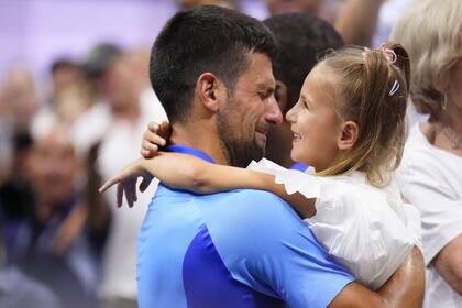 La emoción de Novak Djokovic, que abraza a su hija Tara tras consagrarse campeón