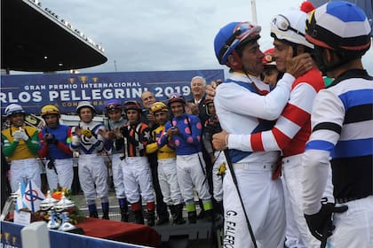 Jorge Ricardo y Pablo Falero, unidos por la emoción en el último GP Carlos Pellegrini del uruguayo, en diciembre