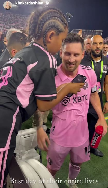 La emoción de Saint, el hijo de Kim Kardashian, al coincidir con Lionel Messi, su jugador favorito