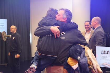 La emoción de su padre cuando se apagaron las cámaras