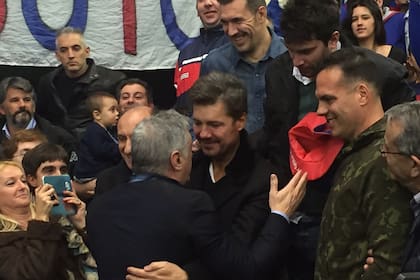 La emoción del abrazo de campeón