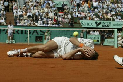 La emoción del neerlandés Martin Verkerk al derrotar a Guillermo Coria en las semifinales de Roland Garros 2003