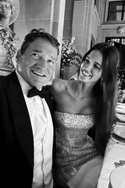 La emoción del padre de la novia: Mike Reynal y Sofía en la mesa principal.