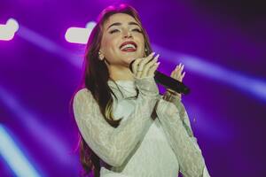 La emoción y la alegría de Nicki Nicole durante su debut en el escenario de Cosquín Rock 2025. Foto: gentileza Cosquín Rock