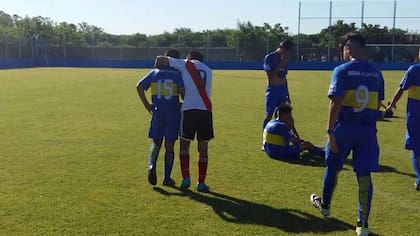 La emocionante escena: Aldo Rimbeletti, el delantero de 12 años de la categoría 2003 de River, consuela a sus rivales